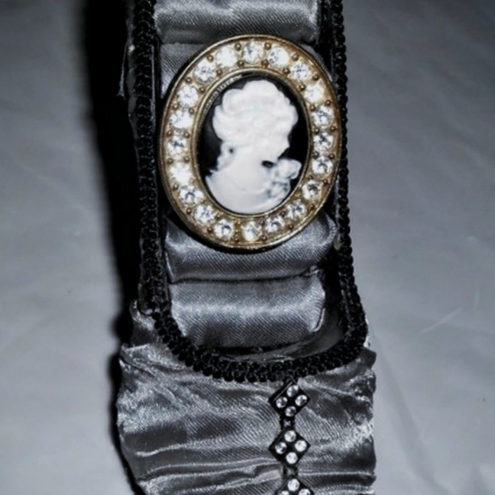 Black & White Cameo Crystal Ring  NIP